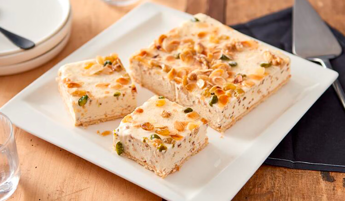 Nougat glacé, crème au nougat, biscuit aux amandes